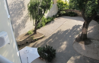 Udvar : parkoló, terasz