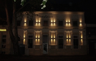 Az épület esti megvilágításban